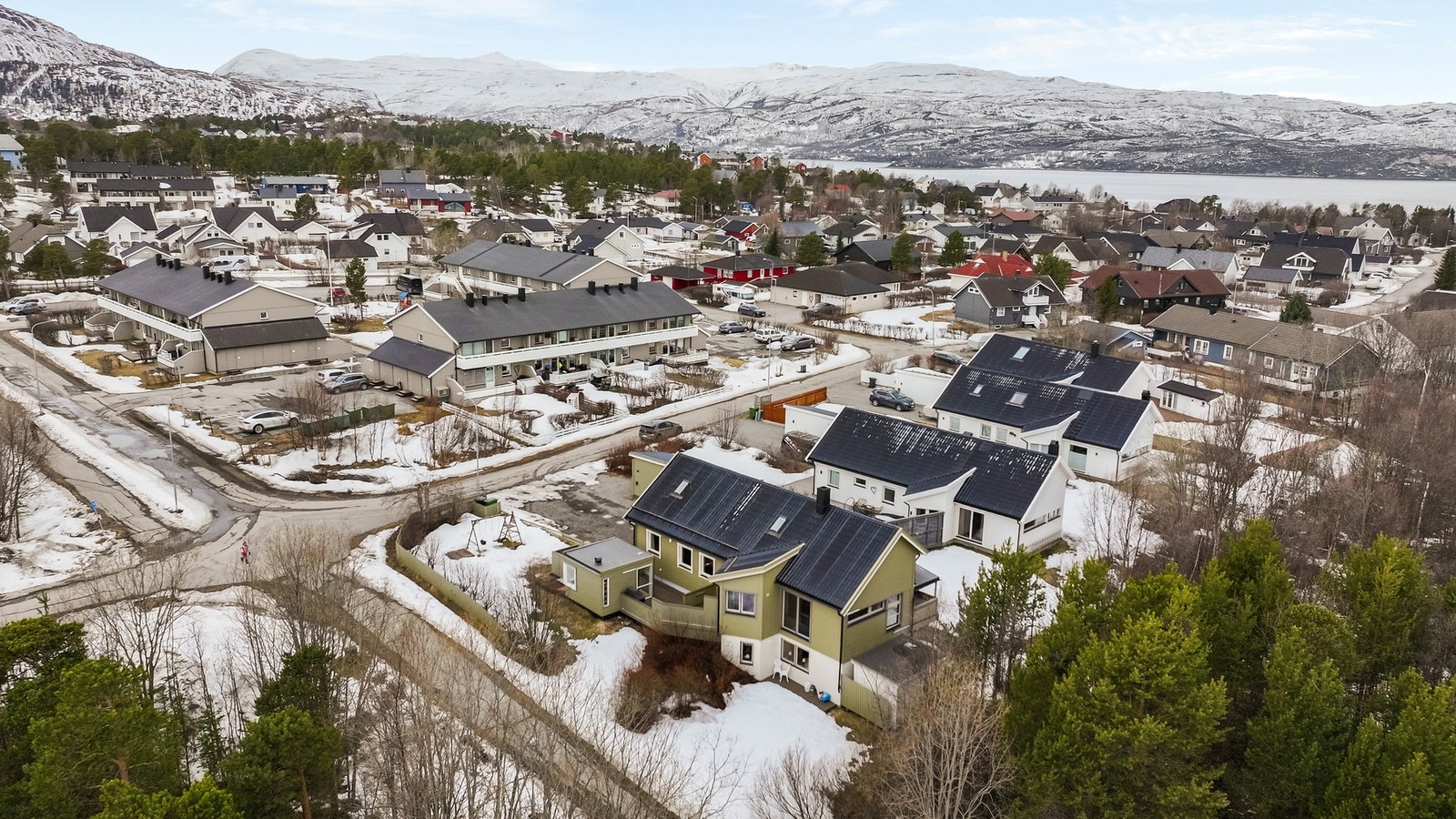 Boligen har et flott uteområde med terrasse, grillstue og hage. Galleribilde