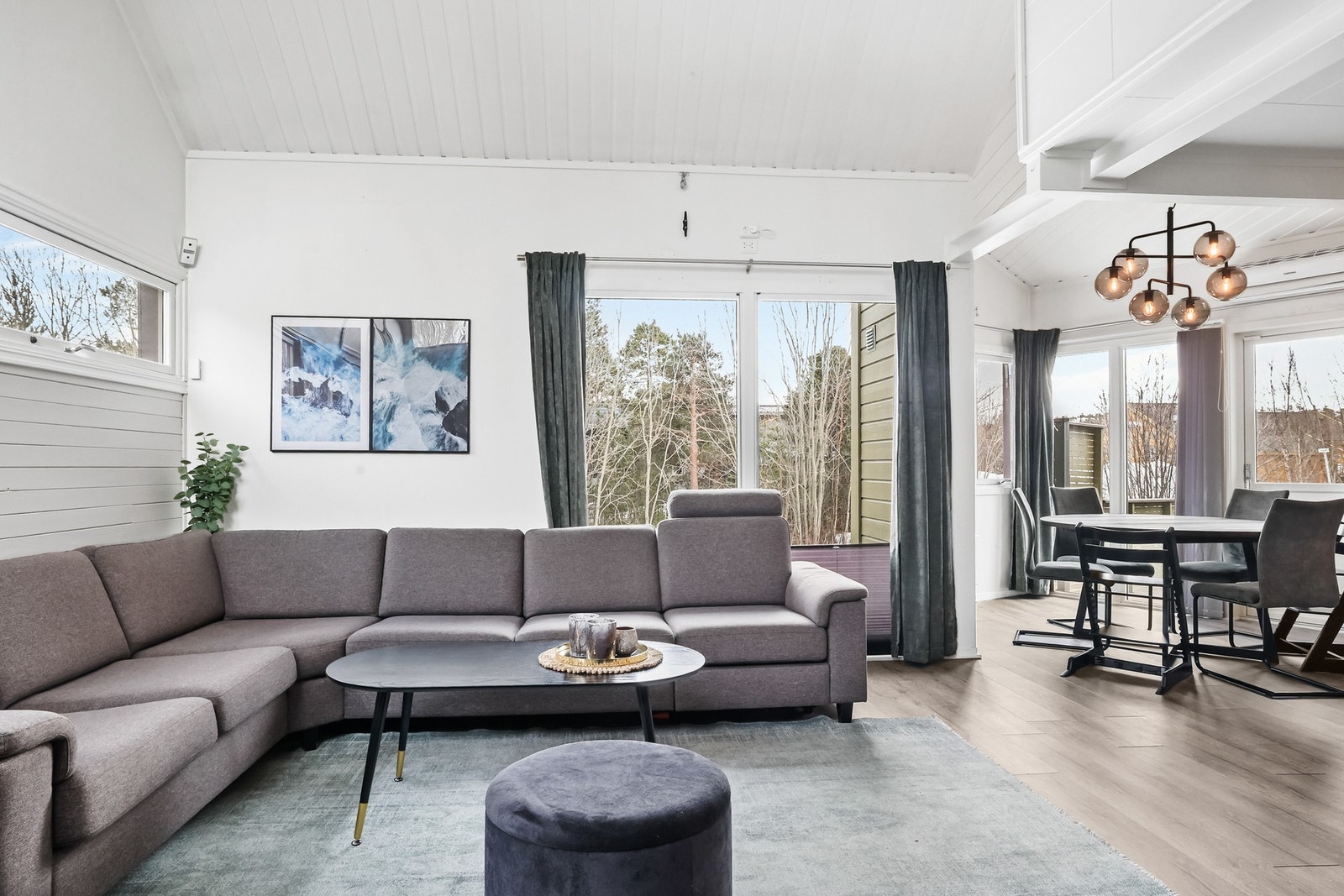 Det er god plass til en sofagruppe og TV med tilhørende møblement. Galleribilde