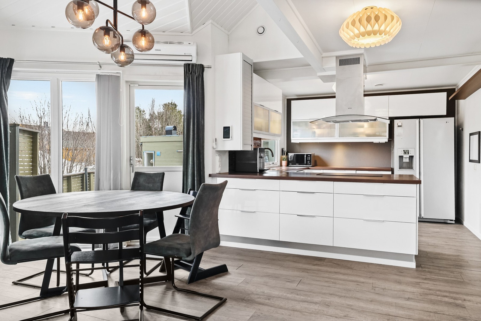 Det er god plass til et spisebord med tilhørende stoler. Galleribilde
