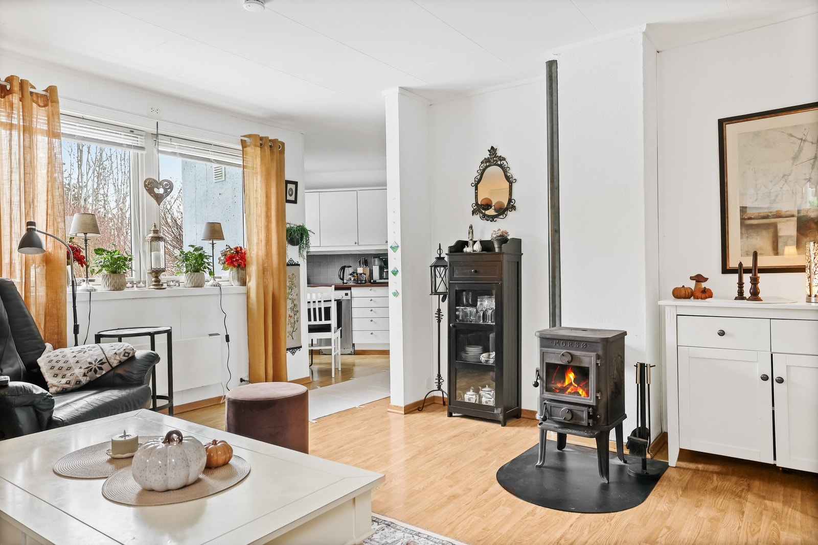 Stue i utleiedel er lys med store vindusflater. Galleribilde