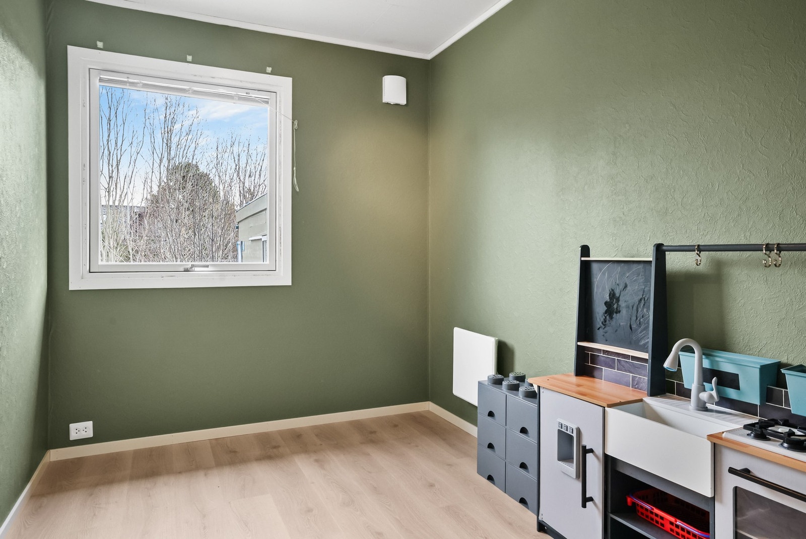 Begge soverommene i 1. etasje har god plass til seng, nattbord og annet ønsket møblement. Galleribilde