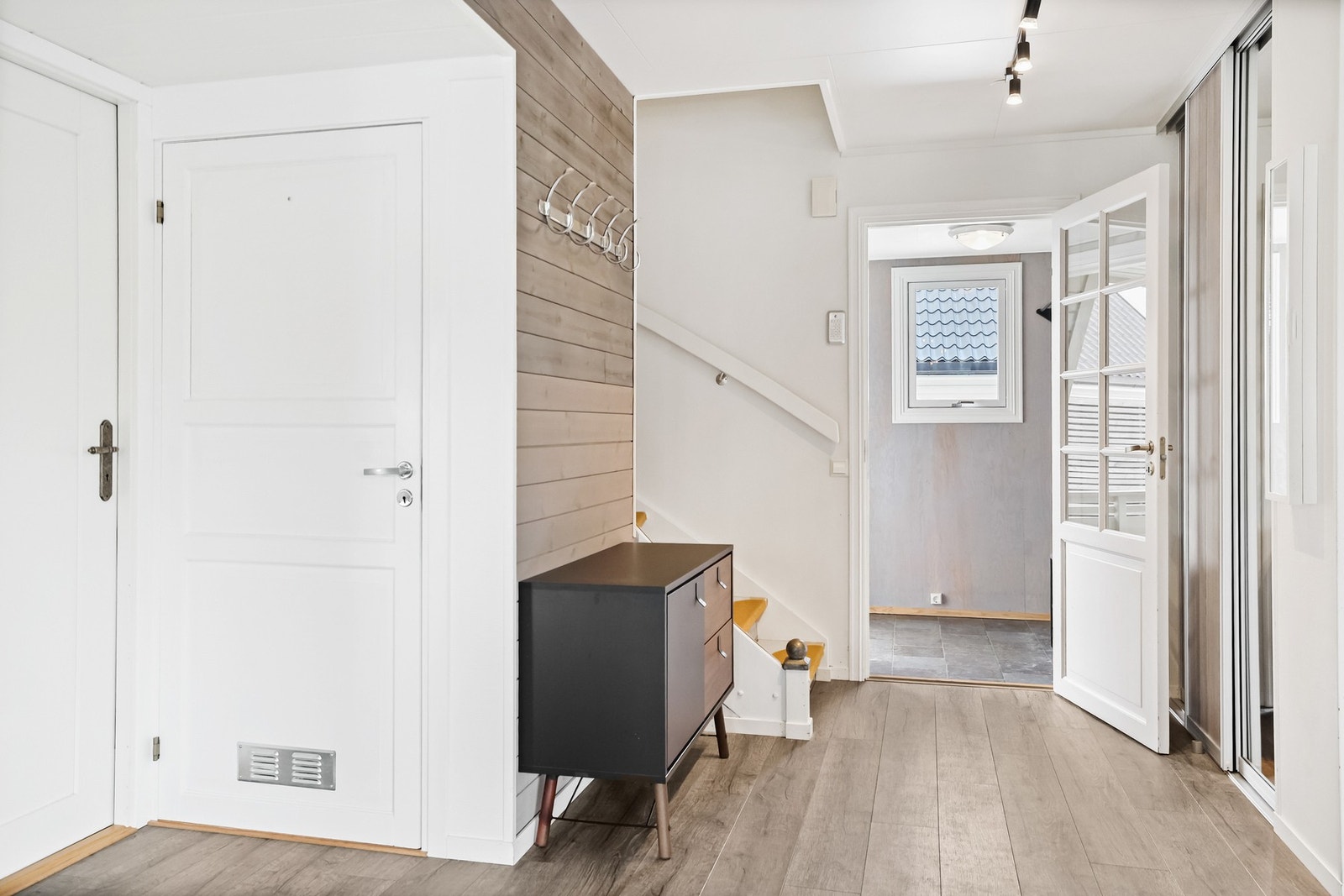 Videre kommer man til en gang med en praktisk skyvedørsgarderobe. Galleribilde