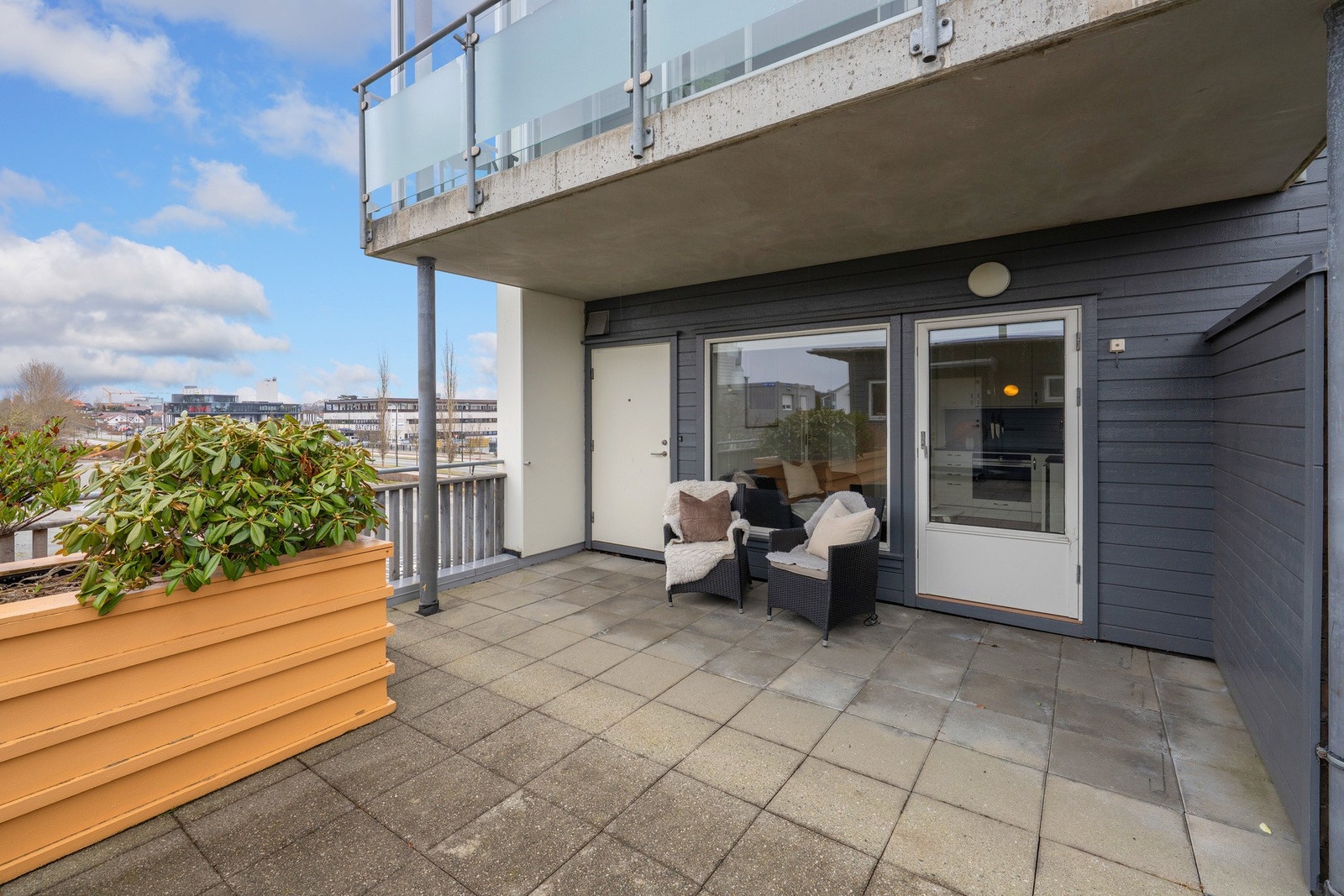 Stor terrasse med plass til utemøbler. Galleribilde