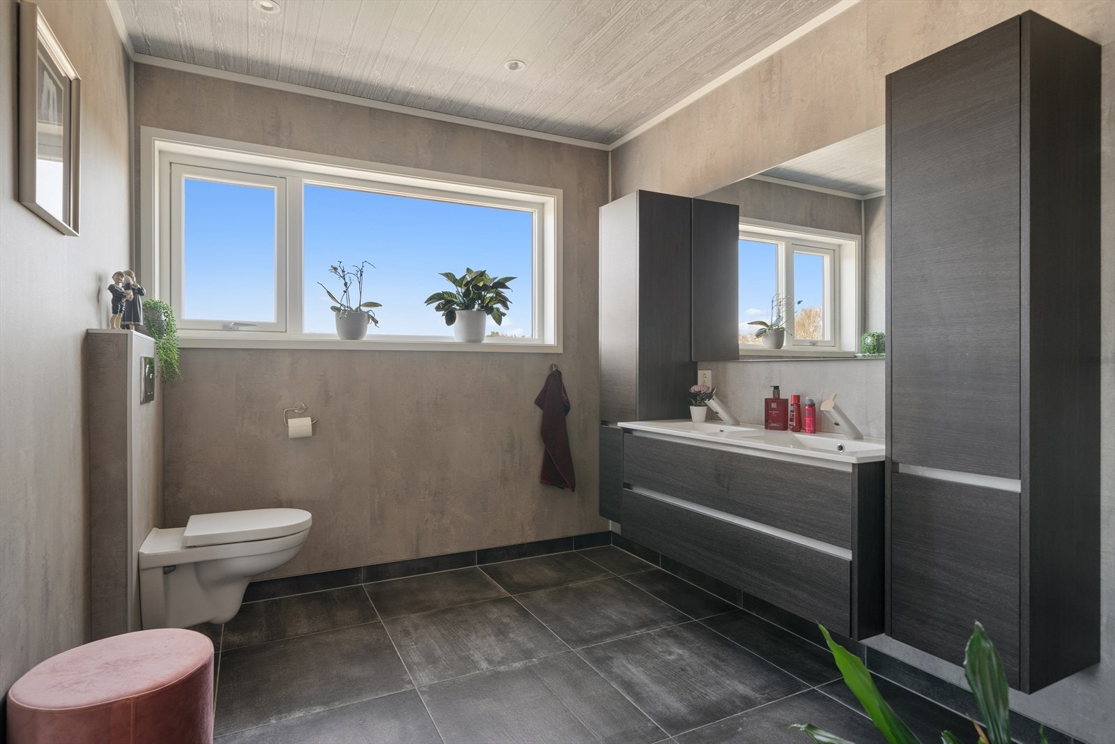 Badet tilknyttet hovedsoverommet har et moderne og stilrent uttrykk. Galleribilde