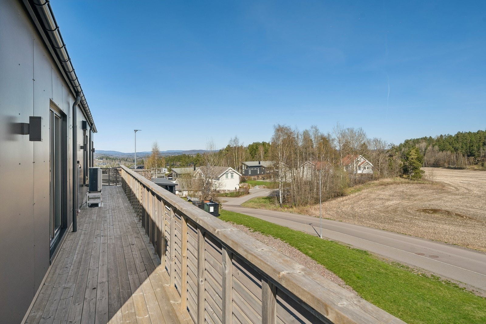 Terrassen strekker seg langs fasaden og har en fin og usjenert beliggenhet. Galleribilde