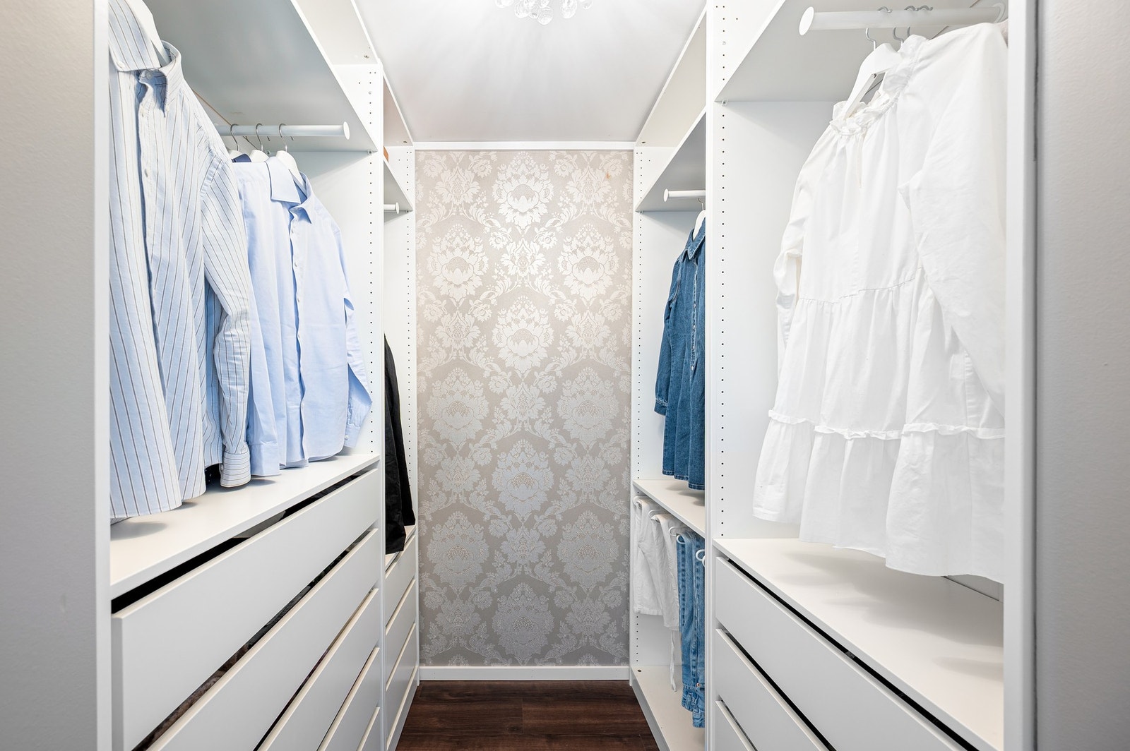 Praktisk garderobe på 2,5m². Galleribilde
