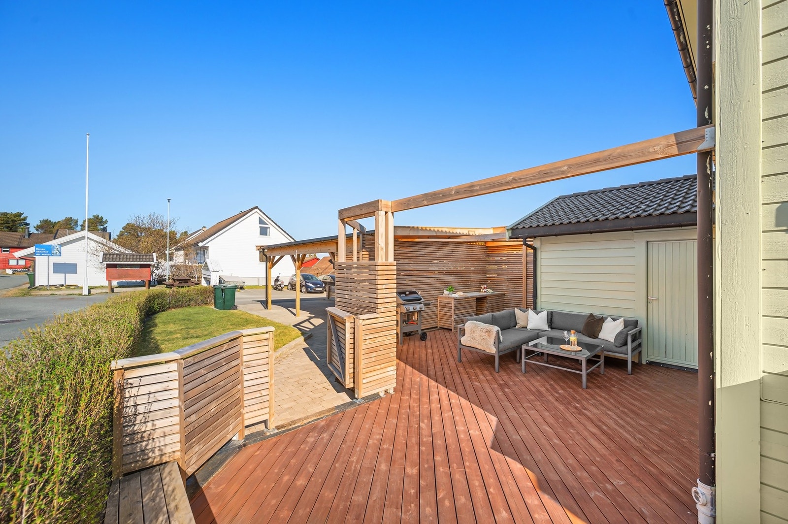 Terrassen er på hele 45m² og har adgang til en solfylt hageflekk. Galleribilde