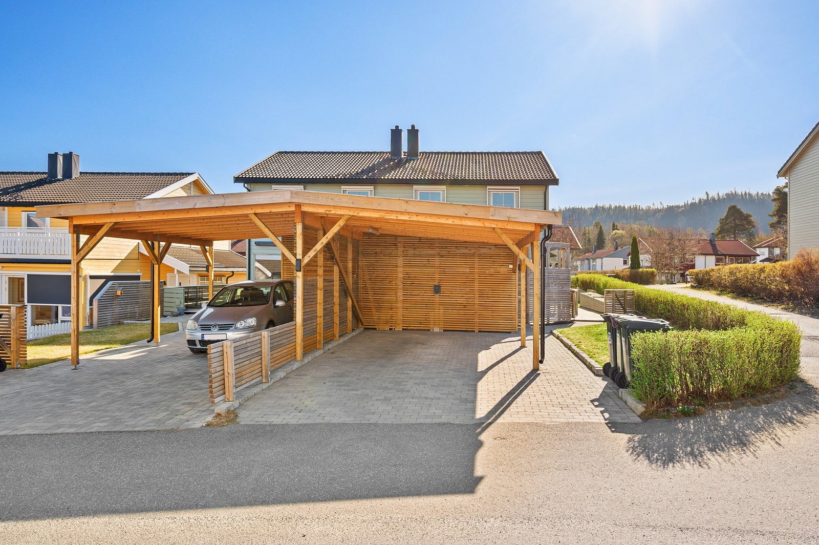 Gårdsplass og carport er belagt med brostein og fremstår gjennomført og godt vedlikeholdt. Galleribilde