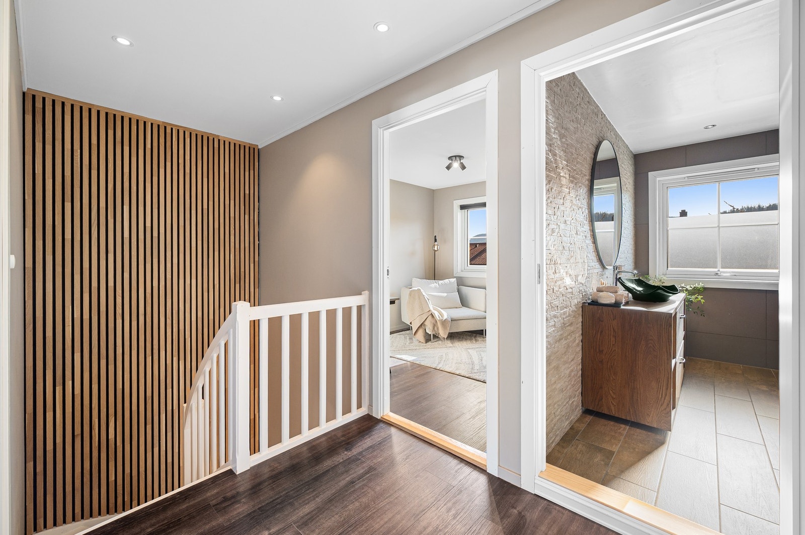 Romslig gang/garderobe på til sammen 9,9m² knytter sammen boligens 3 soverom og baderom. Galleribilde