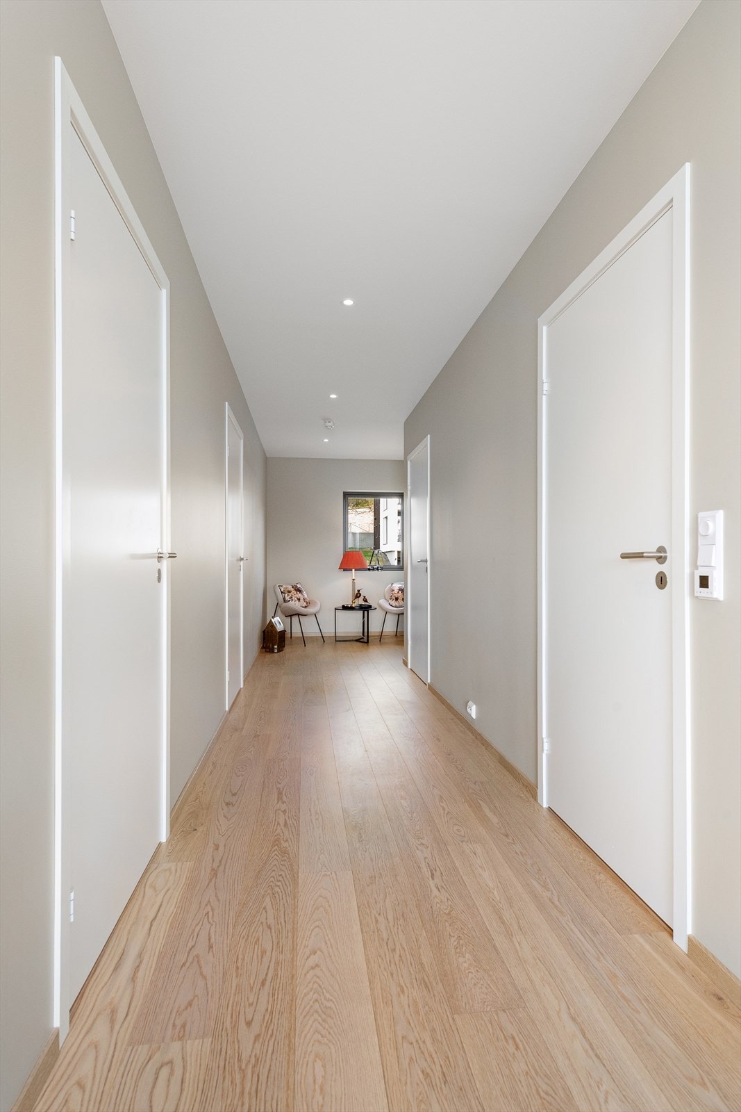 Gangen har downlights i taket og binder sammen alle rommene i leiligheten Galleribilde