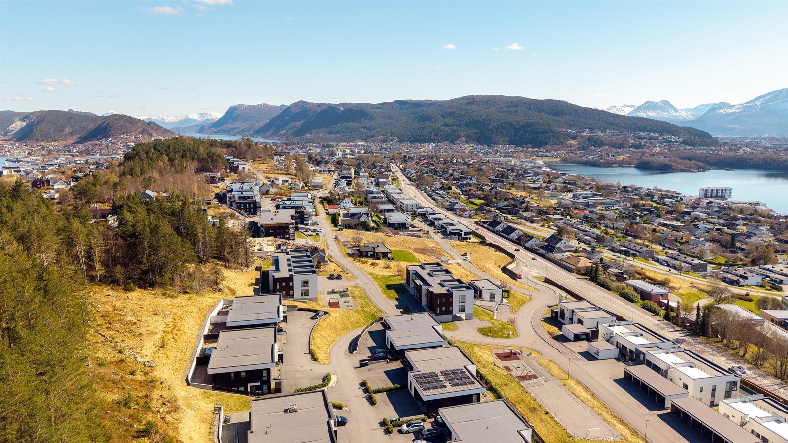 Fra Åsevegen er det effektiv adkomst til både Moa og Ålesund sentrum, samt flybussen Galleribilde