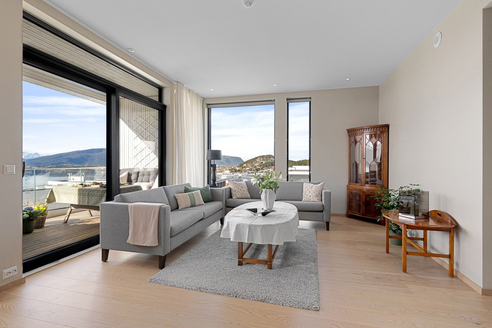 Hele oppholdsrommet har gjennomgående parkett og behagelig, vannbåren gulvvarme Galleribilde