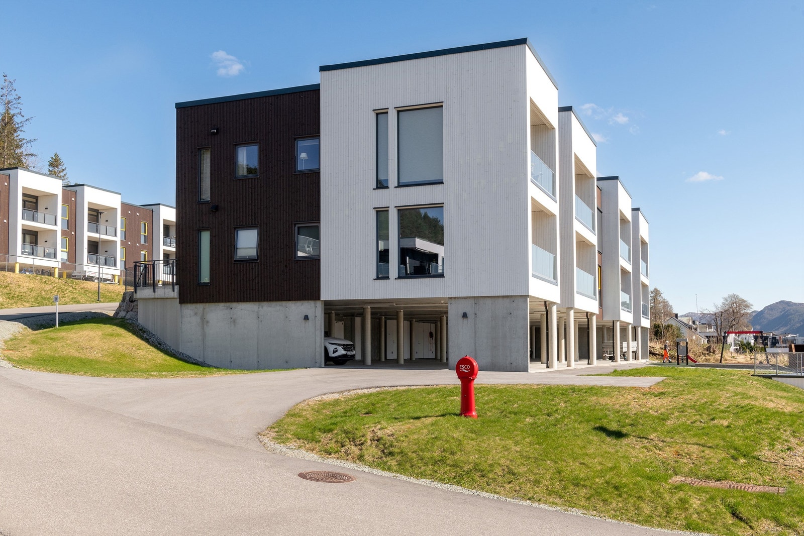 Bygget har en moderne fasade med en kombinasjon av stående trekledning og fasadeplater Galleribilde