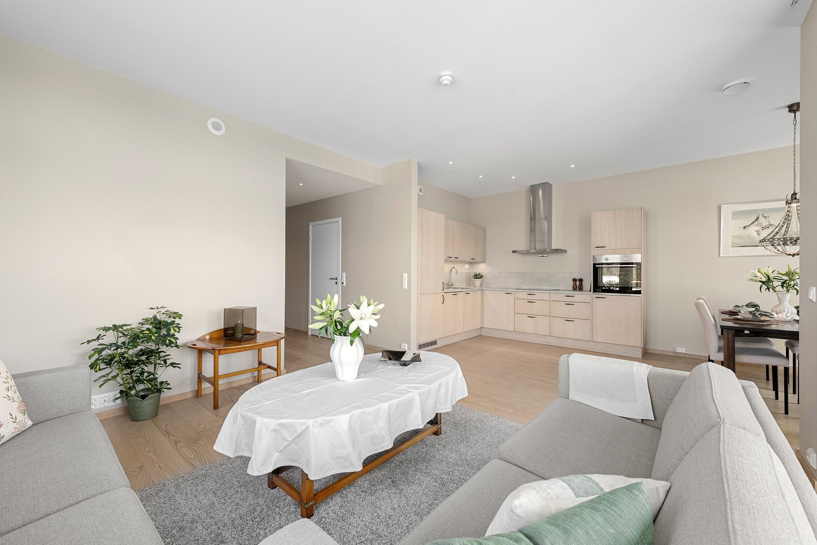 Leilighetens hovedrom på 34 m² gir god plass til både sofagruppe og spisebord Galleribilde