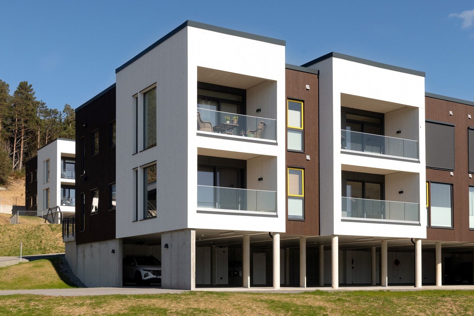 Til leiligheten hører en parkeringsplass i carportanlegget, med en tilhørende bod på 7 m² i bakkant Galleribilde