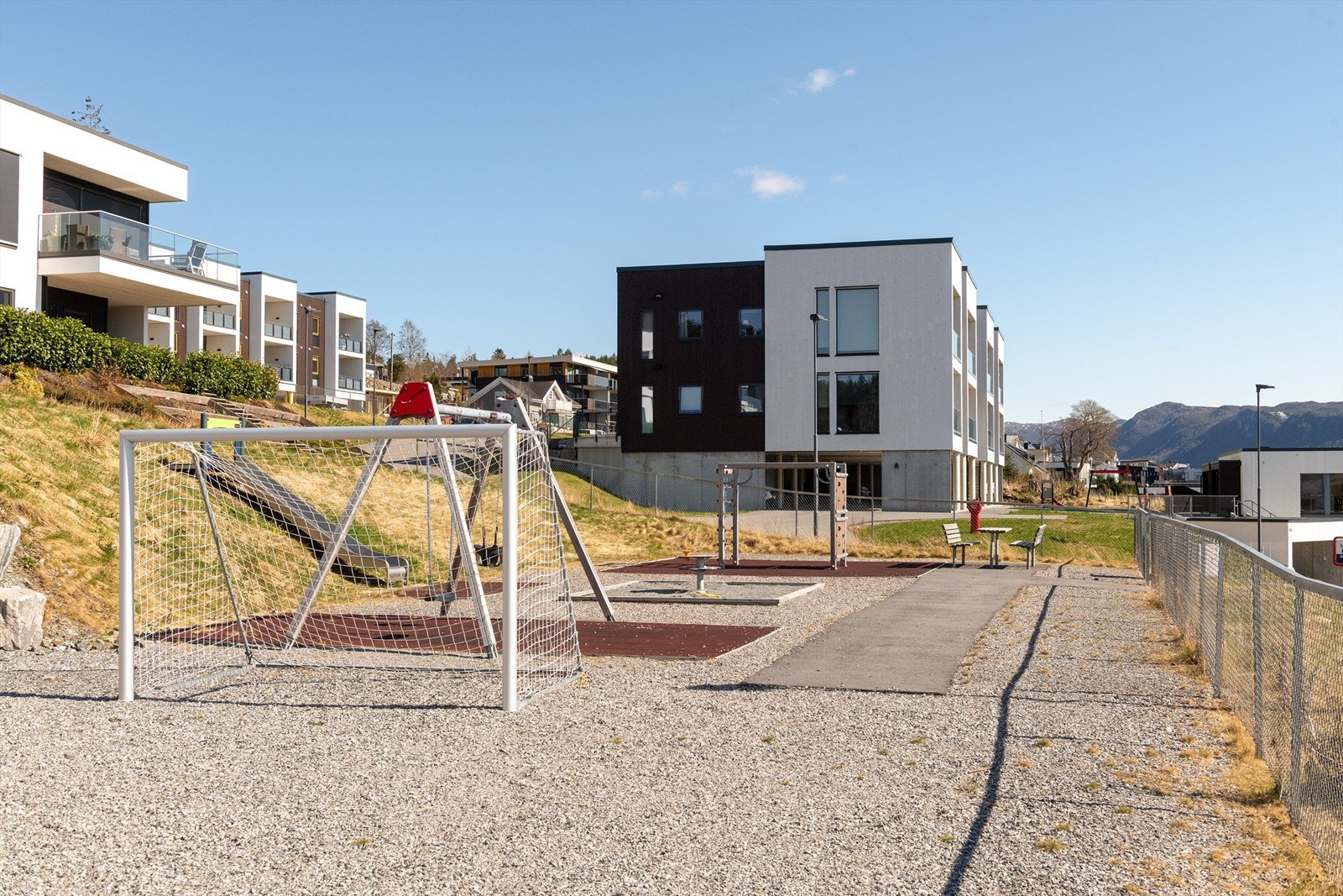 Sameiets fellesarealer er pent opparbeidet med blant annet lekeplass og grøntarealer Galleribilde