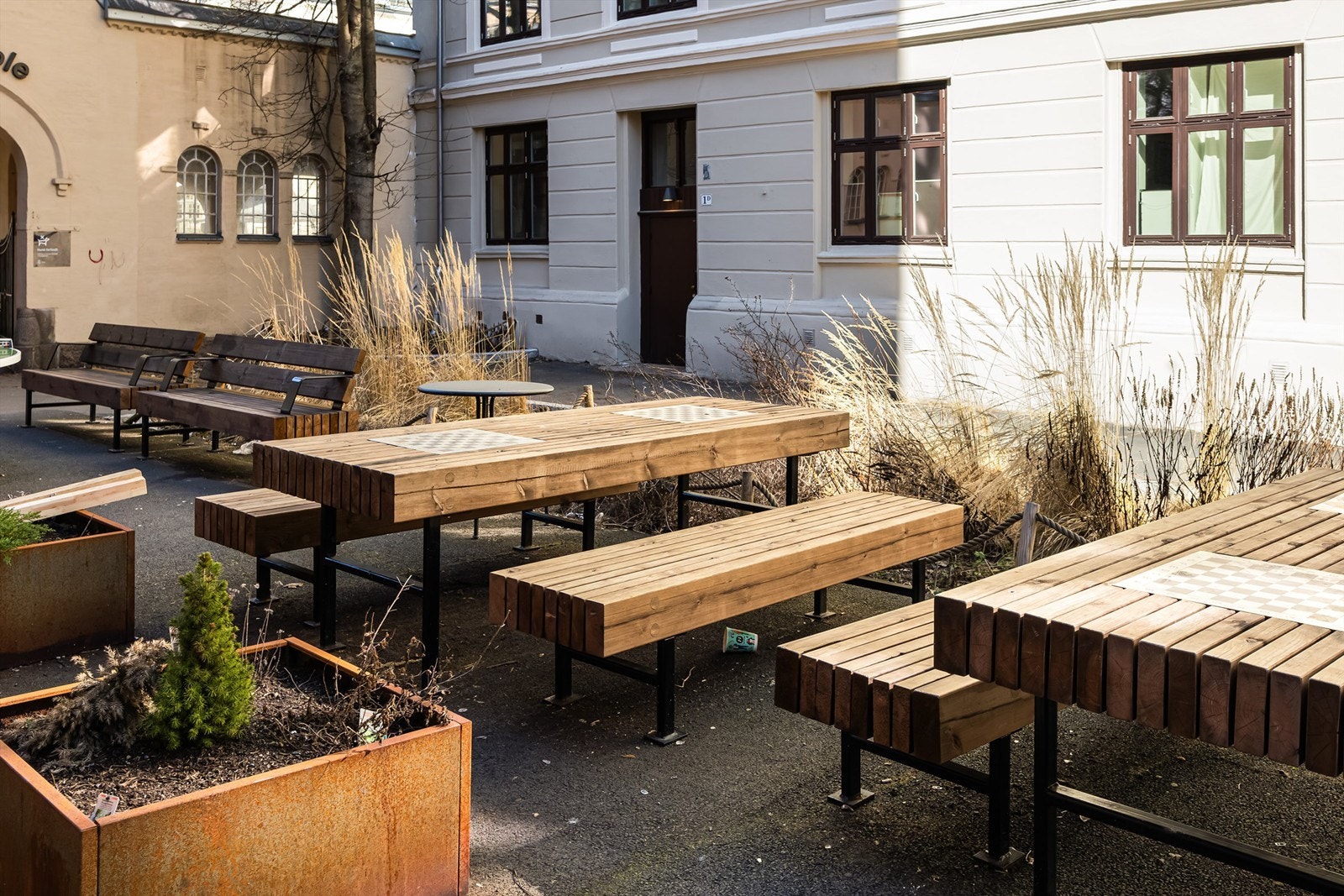 Hyggelig sittegrupper på fremsiden av bygget. Galleribilde