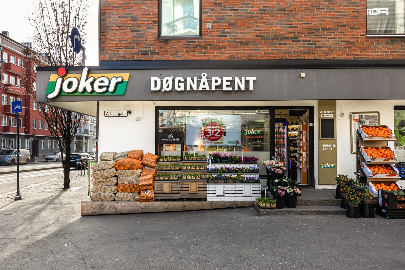Joker ligger praktisk talt rett ved leiligheten og holder døgnåpent alle dager fra man-søn. Galleribilde