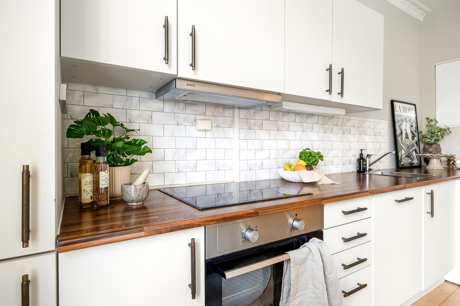 Det er godt med skap- og benkeplass samt belysning og stikkontakter over benk. Galleribilde