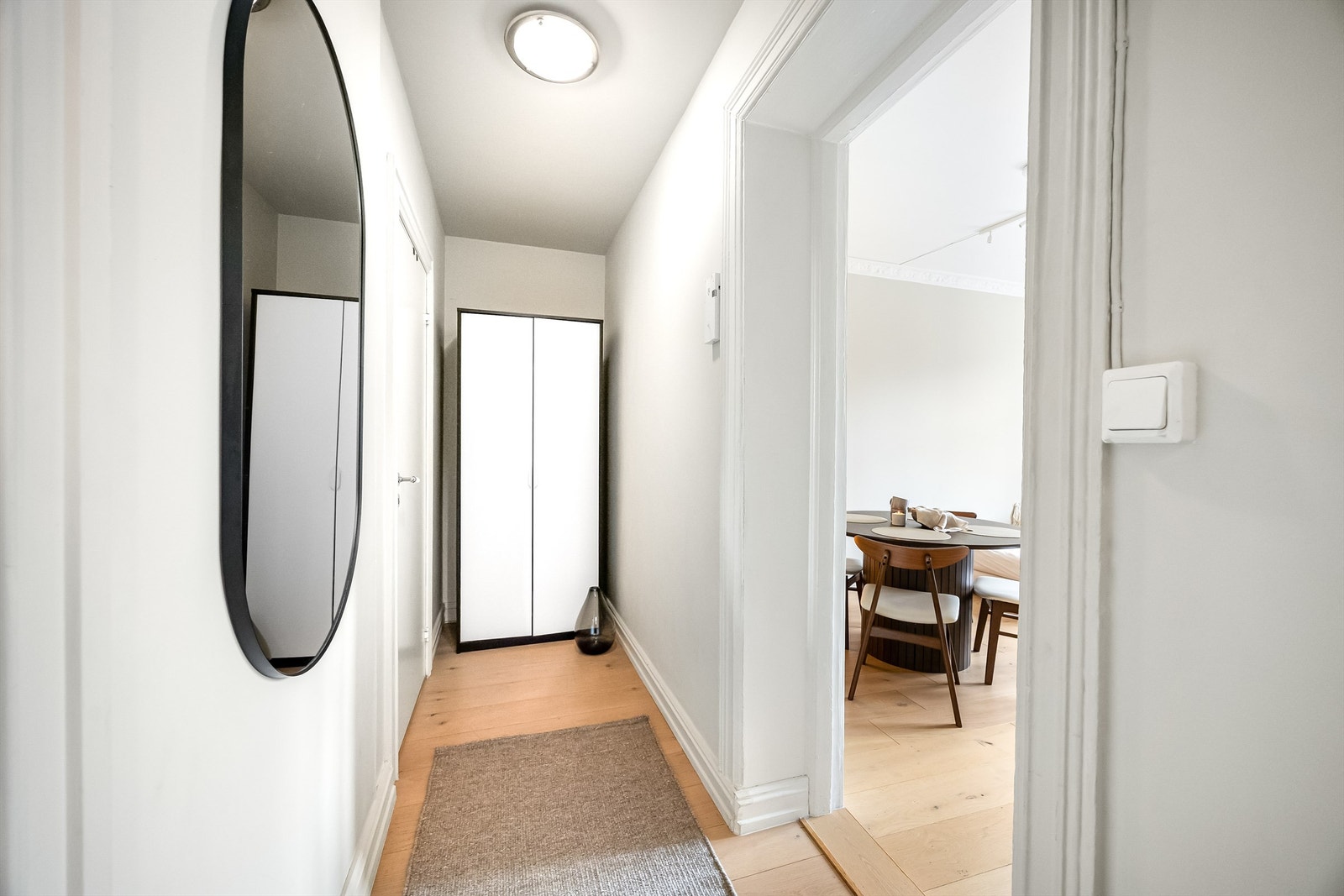 Velkommen inn i en praktisk og innbydende entré. Praktisk garderobeskap i enden av gangen sørger for gode oppbevaringsmuligheter for yttertøy og sko. Galleribilde