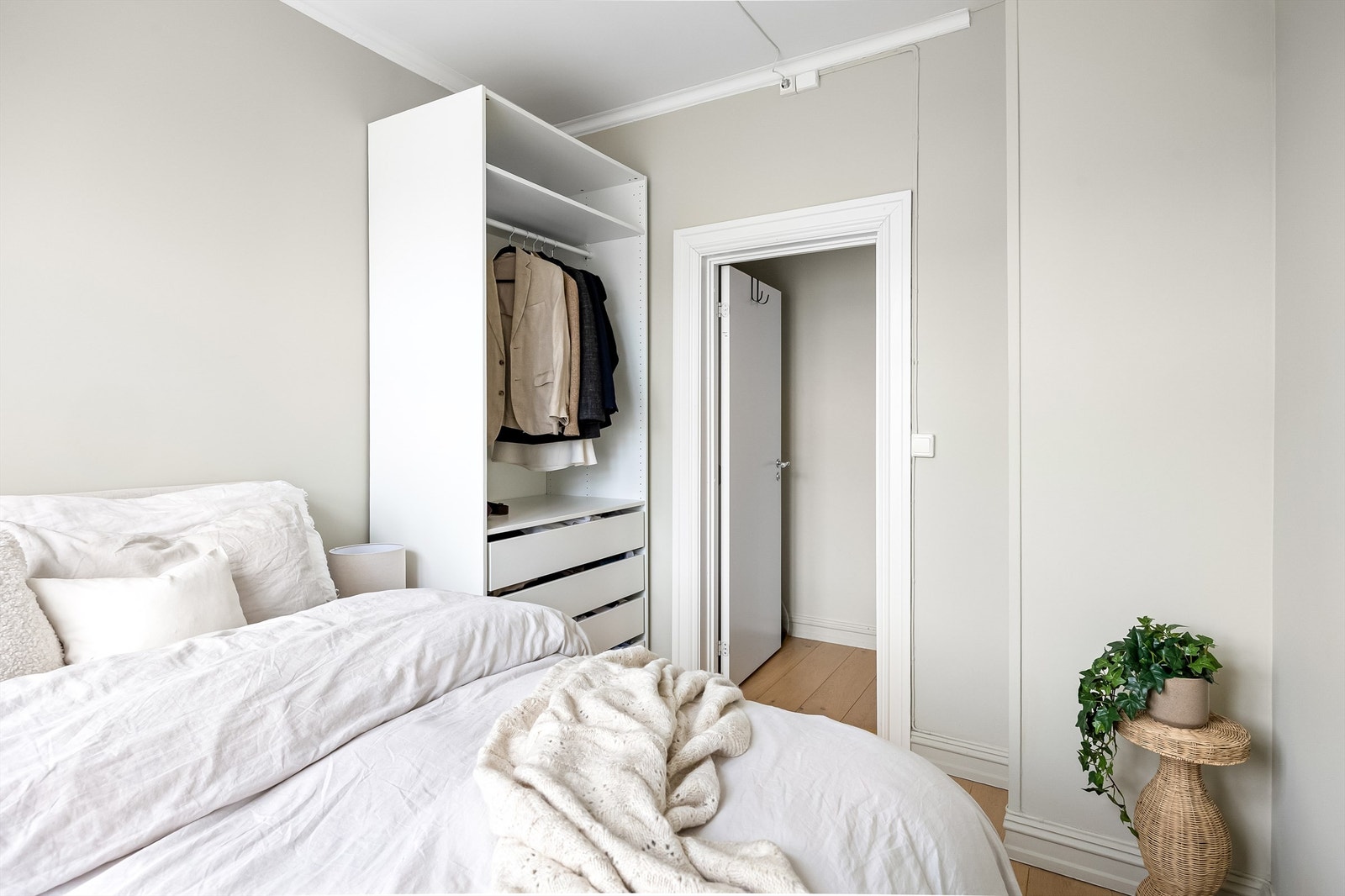 På soverommet er det plass til en del oppbevaringsplass i garderobeskap. Galleribilde