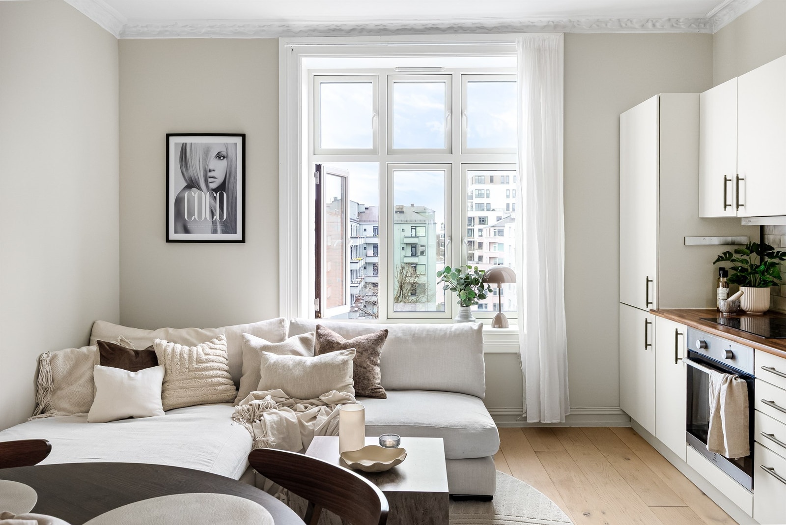 Dette er en lys, delikat og klassisk 2-roms toppleilighet med gjennomgående planløsning og lite innsyn. Foto: Marit Andersen. Galleribilde