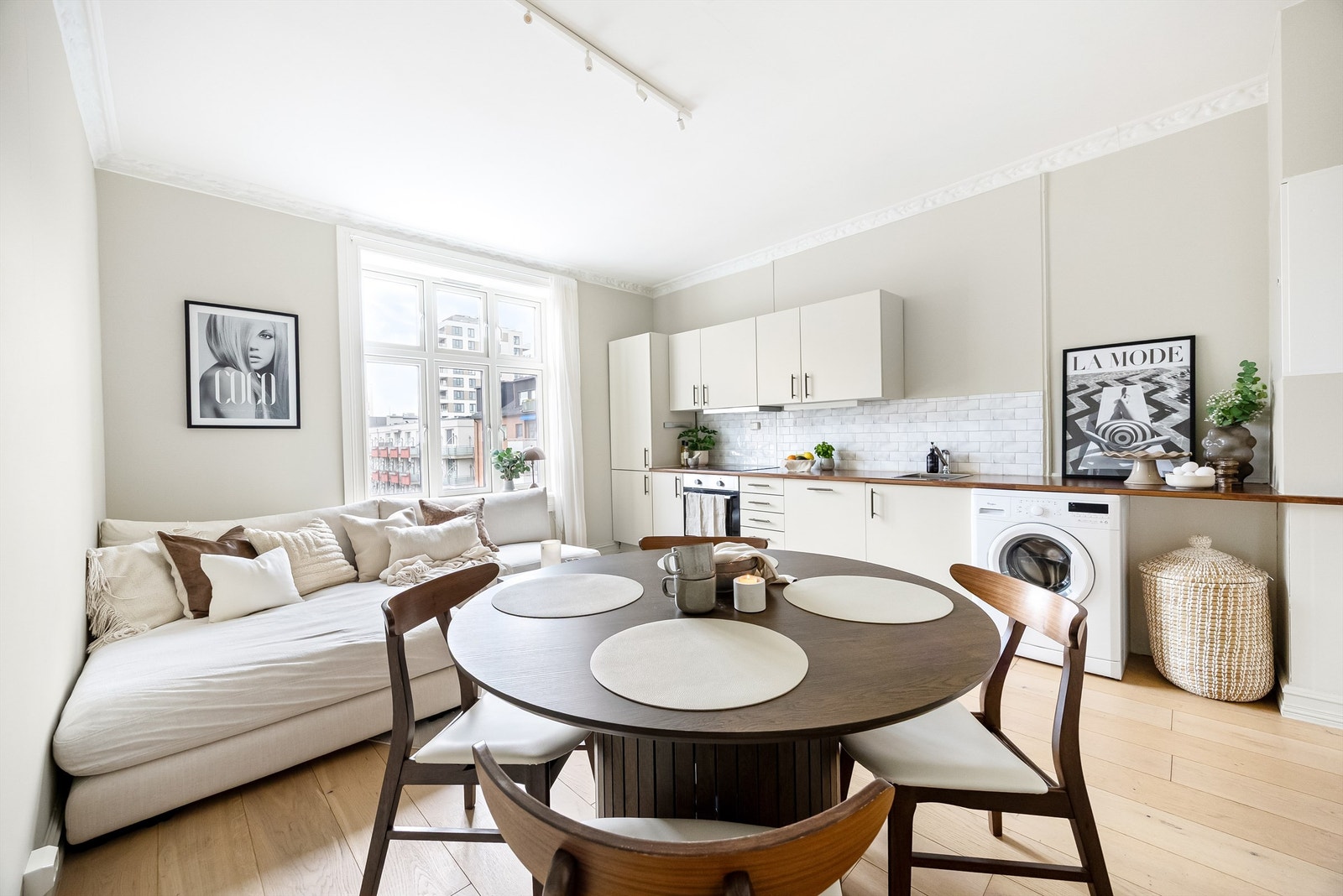 Rommet har generøs takhøyde opptil 2.7 m og fremstår luftig med fine møbleringsmuligheter for både sofagruppe og spiseplass. Galleribilde