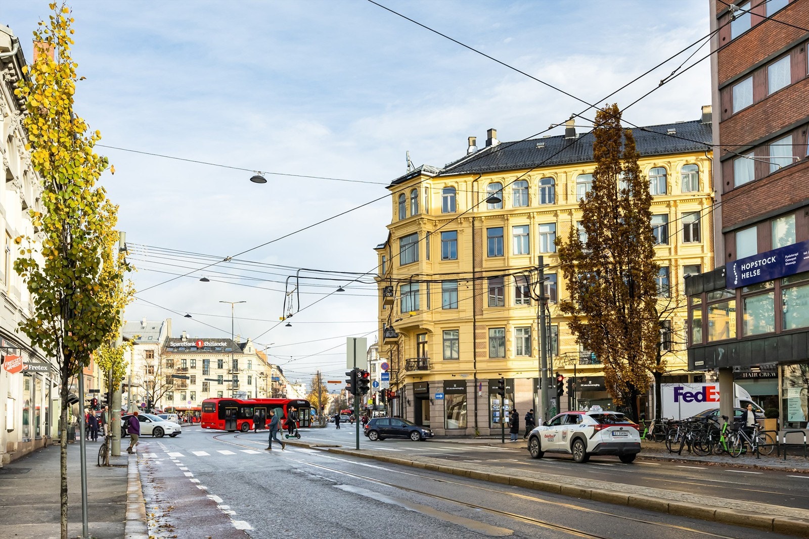 Her har du Majorstukrysset med buss, trikk og T-bane i umiddelbar nærhet. Galleribilde