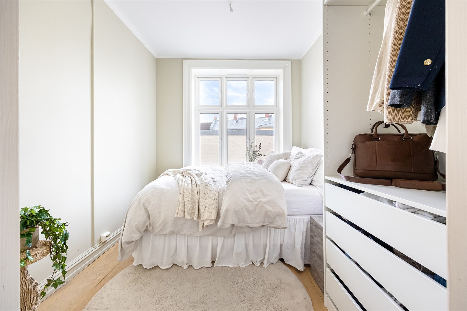Leilighetens soverom er av god størrelse og har god plass til dobbeltseng, nattbord, kontorplass og skap. Galleribilde