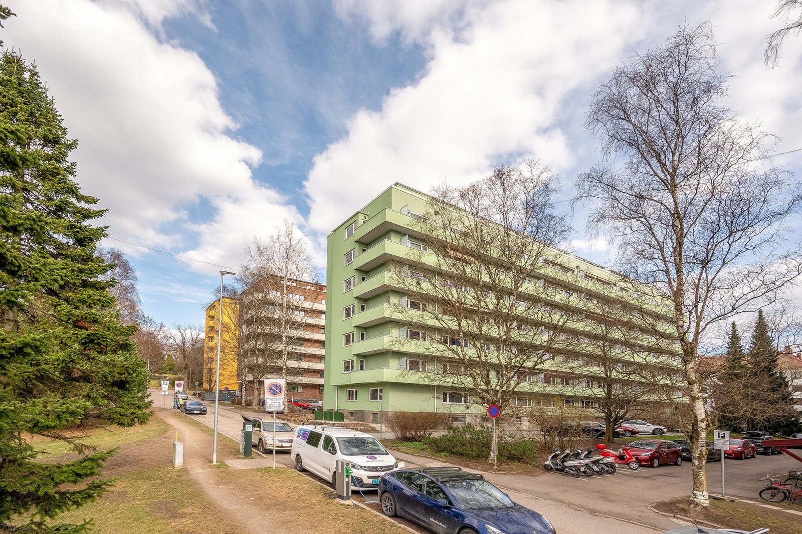 Boligen ligger i et meget ettertraktet område på Marienlyst med umiddelbar nærhet til alt av servicetilbud, kollektivt, marka og flotte rekreasjonsområder, bl.a Marienlystparken. Galleribilde