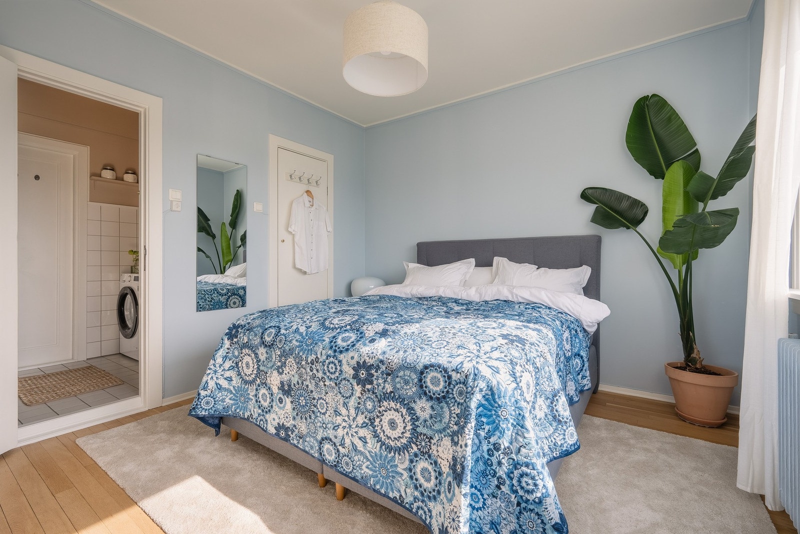 Overflatene er malt i 2026 i farger fra Farrow and Ball. Soverommet er tilknyttet badet samt et omkledningsrom. Galleribilde