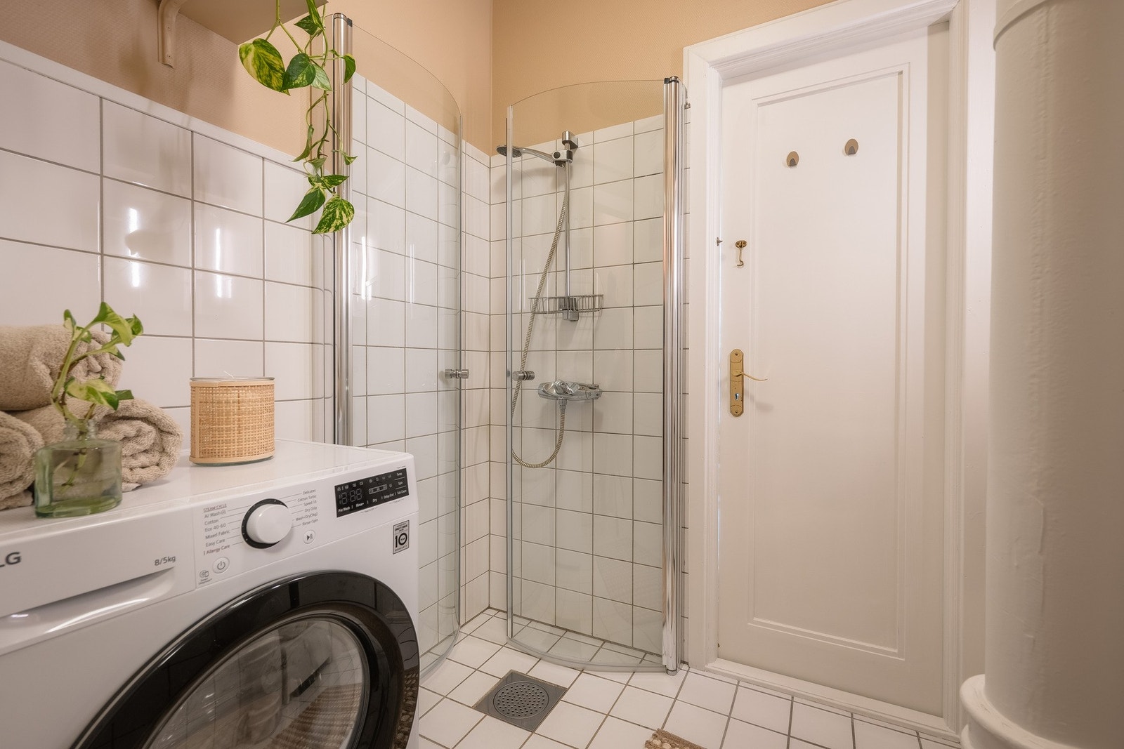 Badet med elektriske varmekabler i gulv. Badet har behov for oppgradering. Galleribilde