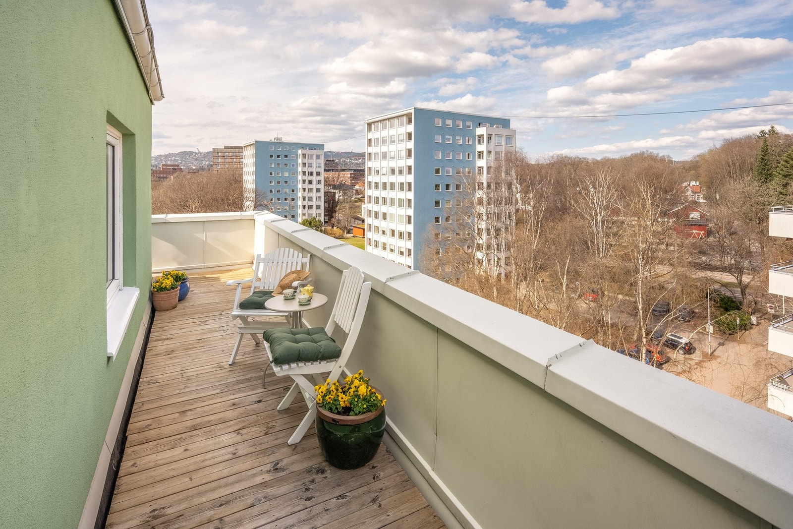 Gulvet er belagt med terrassebord på dekke og rekkverket er av helbeslått metall. Galleribilde