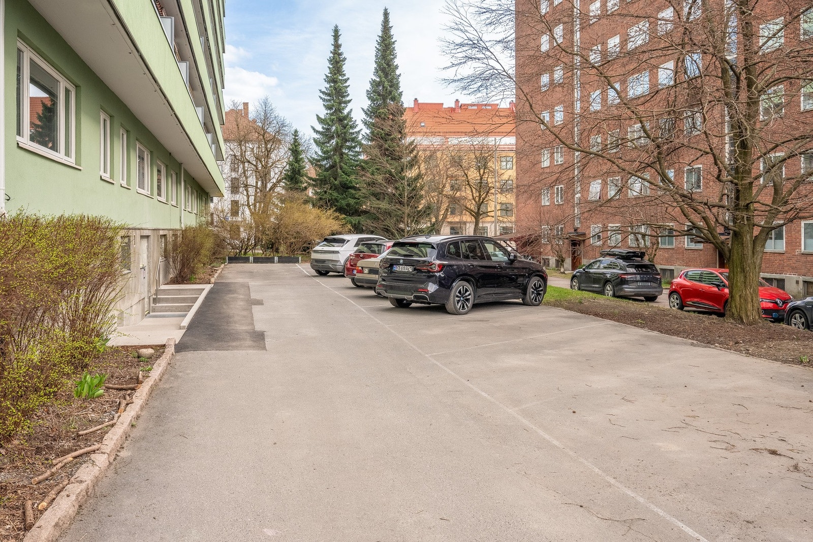 Et parkeringskort følger hver leilighet, og det er parkeringsplasser tilhørende sameiet både foran og bak bygget der førstemann til mølla -prinsippet gjelder. Galleribilde