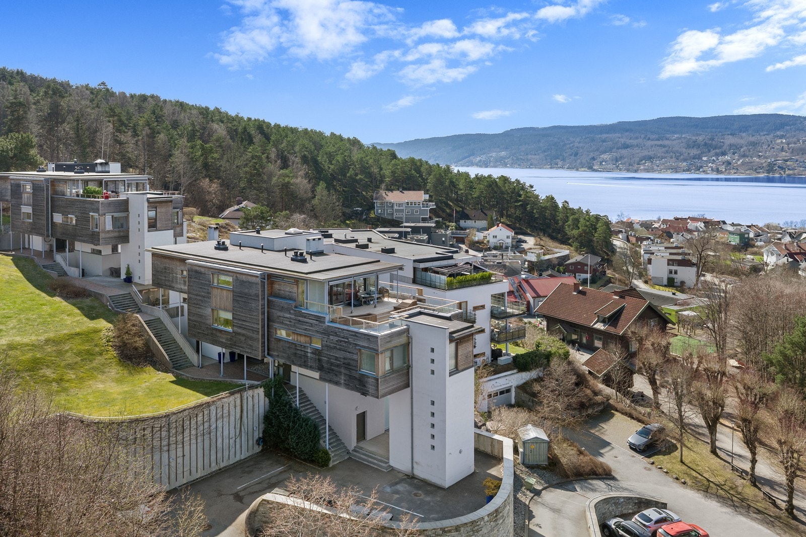 Leiligheten har en sentral og attraktiv beliggenhet med umiddelbar nærhet til alt Drøbak sentrum har å by på. Galleribilde