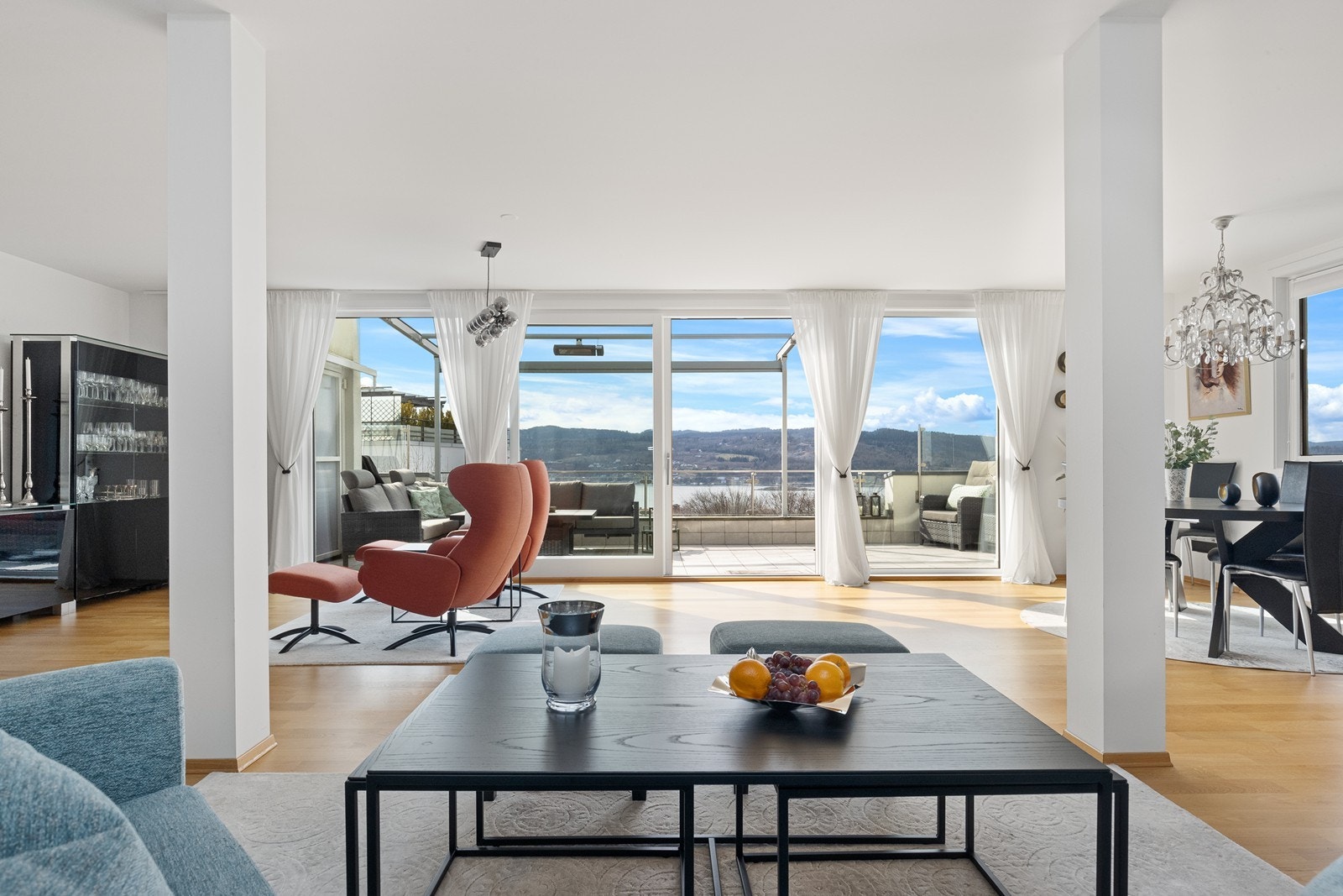 En gjennomgående og moderne leilighet over to plan, med en åpen stue- og kjøkkenløsning som bades i lys fra store vindusflater mot fjorden. Galleribilde