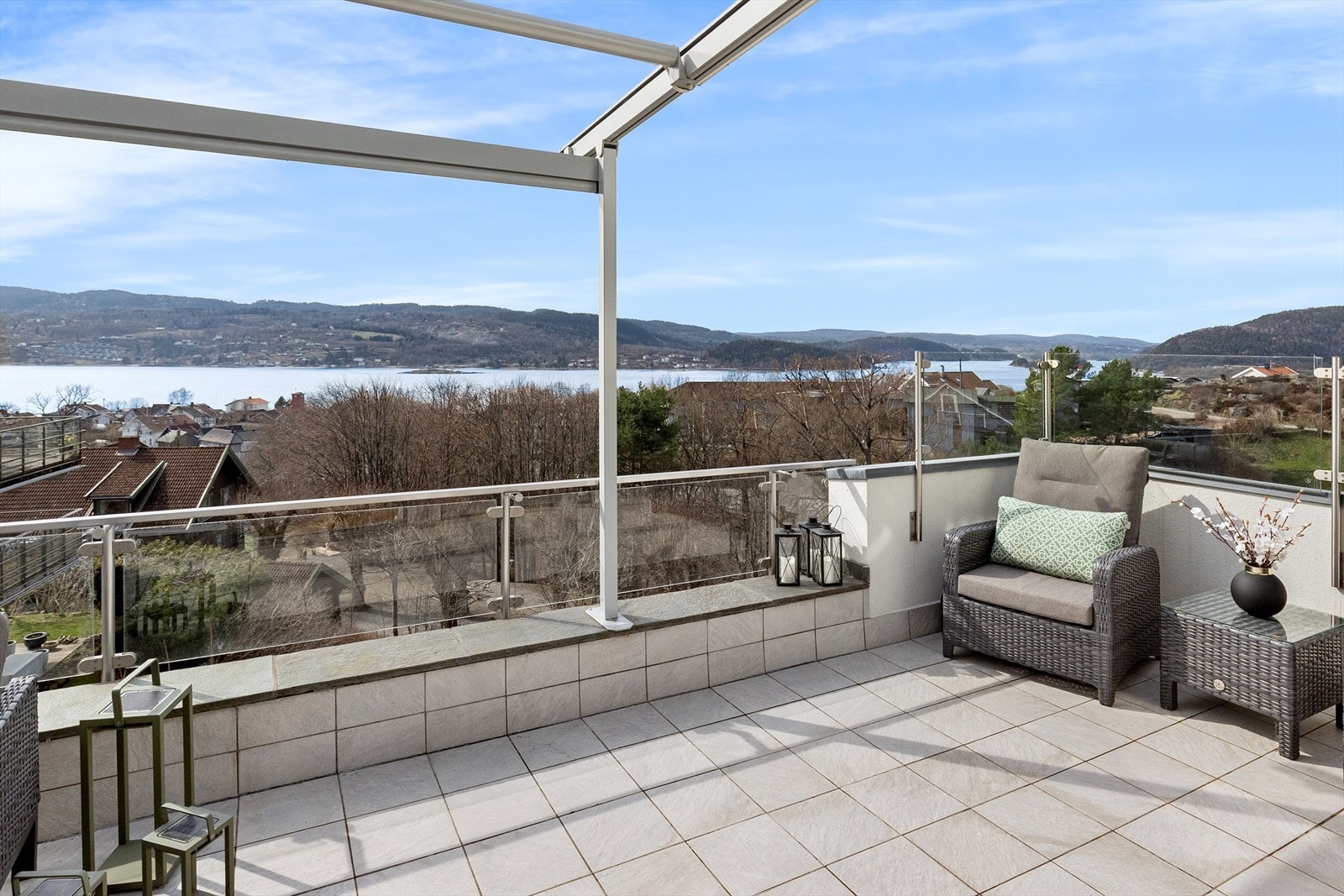 Vestvendt terrasse på 24 m² med motorisert pergola fra 2020, og gir en fantastisk forlengelse av stuen med utsikt over Drøbaksundet. Galleribilde