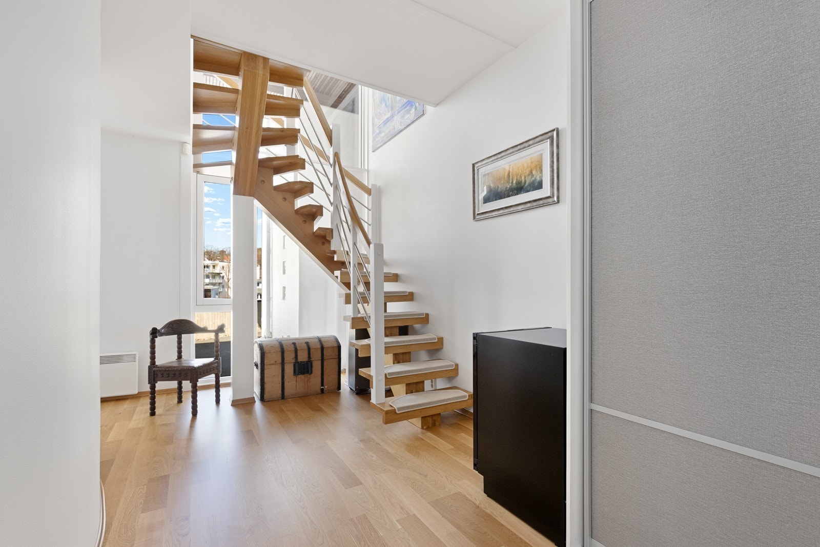 Trapperommet i underetasjen har en skyvedørsgarderobe fra 2018 og parkett fra 2022. Galleribilde