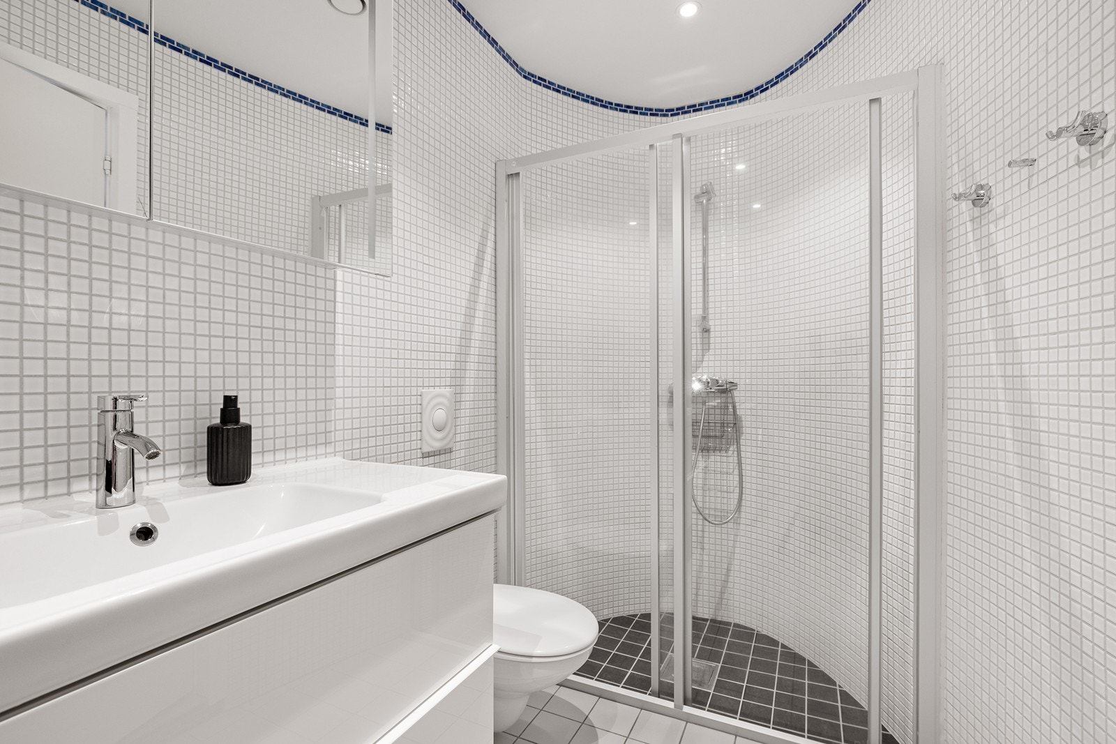 Det andre badet i underetasjen har dusjhjørne, vegghengt toalett og gulvvarme. Galleribilde