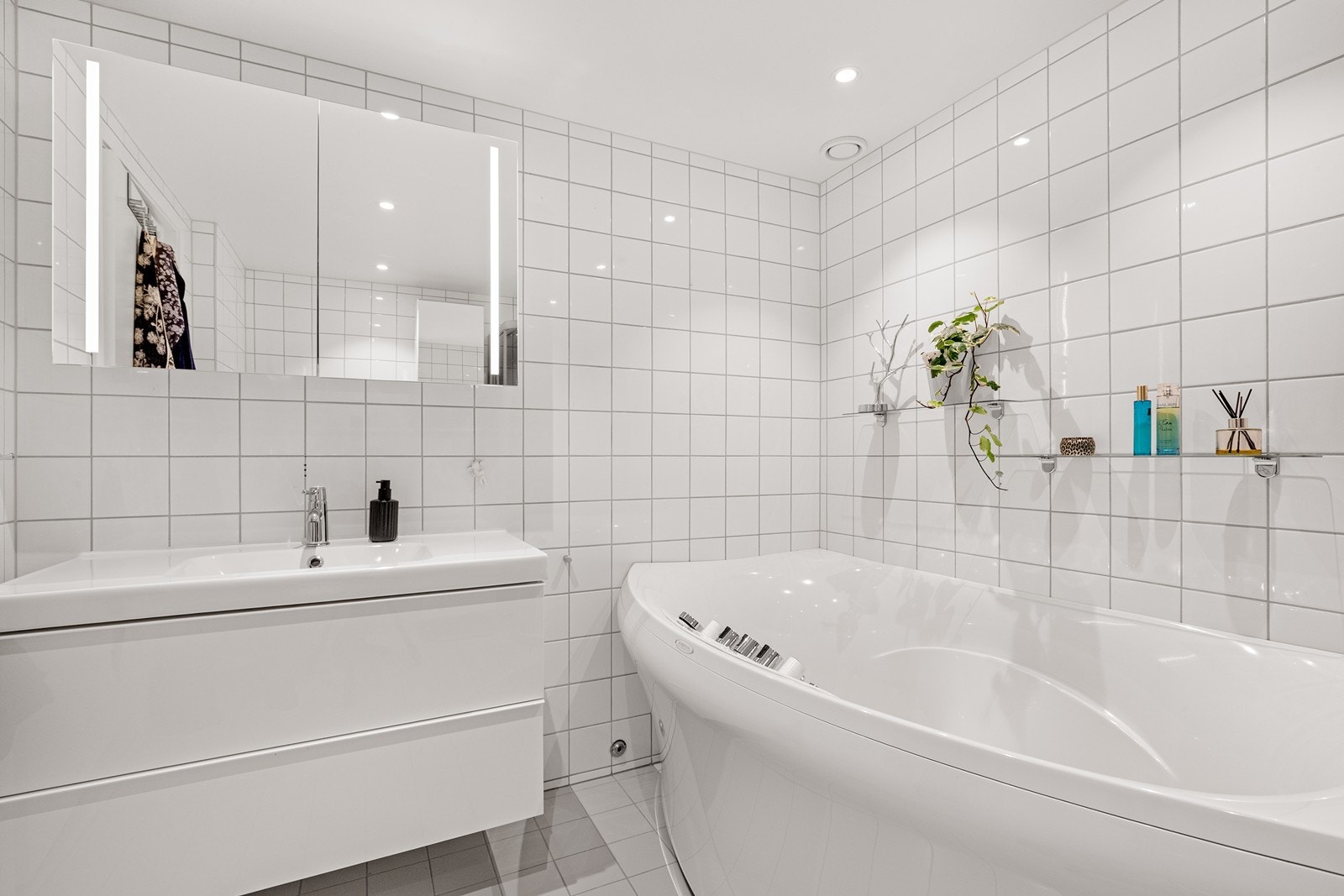 Fra hovedsoverommet er det direkte adkomst til et privat bad med badekar. Galleribilde