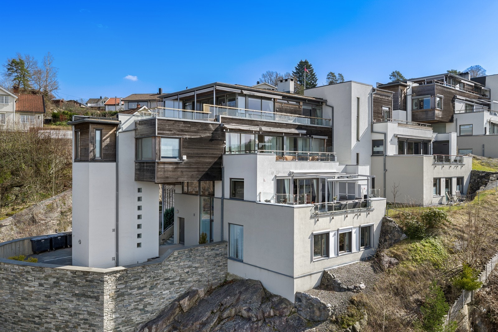 Moderne arkitektur med store vindusflater og private uteplasser. Galleribilde