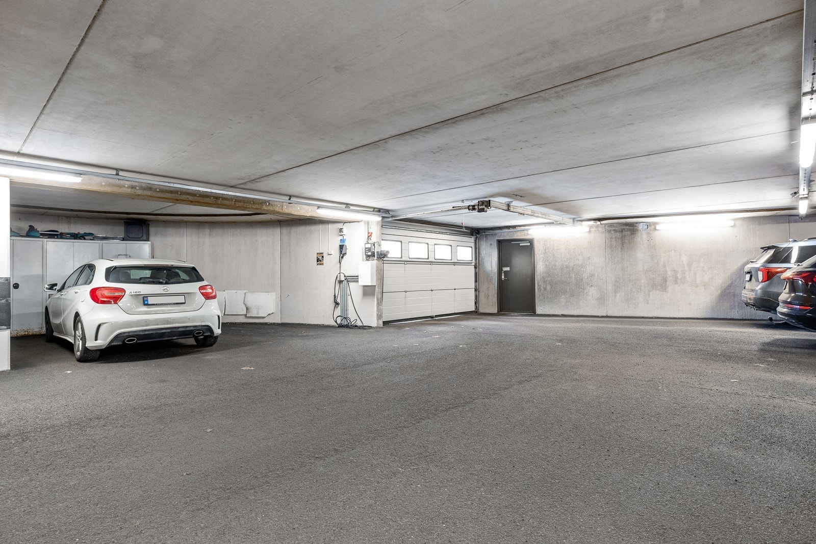 Det medfølger stor biloppstillingsplass med plass til 2 biler, i felles garasjeanlegg. Medfølger elbillader. Galleribilde