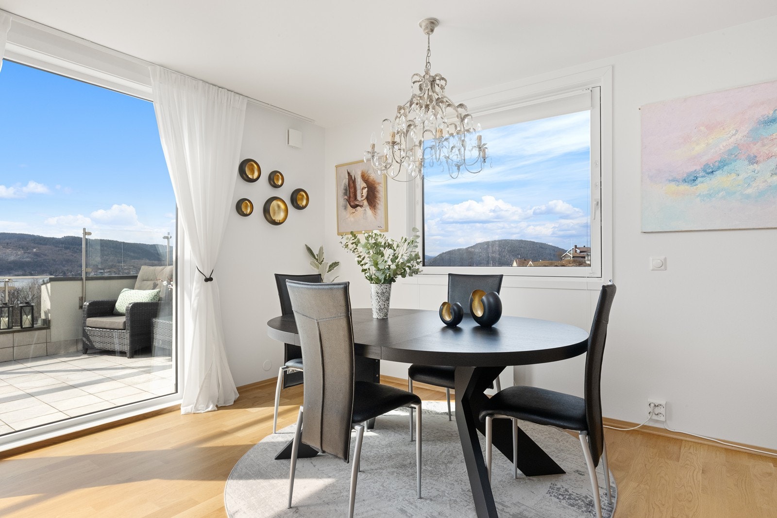 Spisestuen har god plass til større selskap og er plassert med direkte utgang til terrassen. Galleribilde