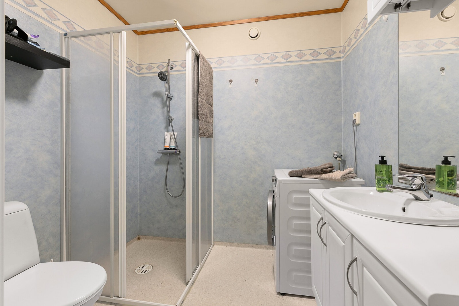 Badet har behov for oppdrageringer, men er av god størrelse, og har opplegg til vaskemaskin. Galleribilde