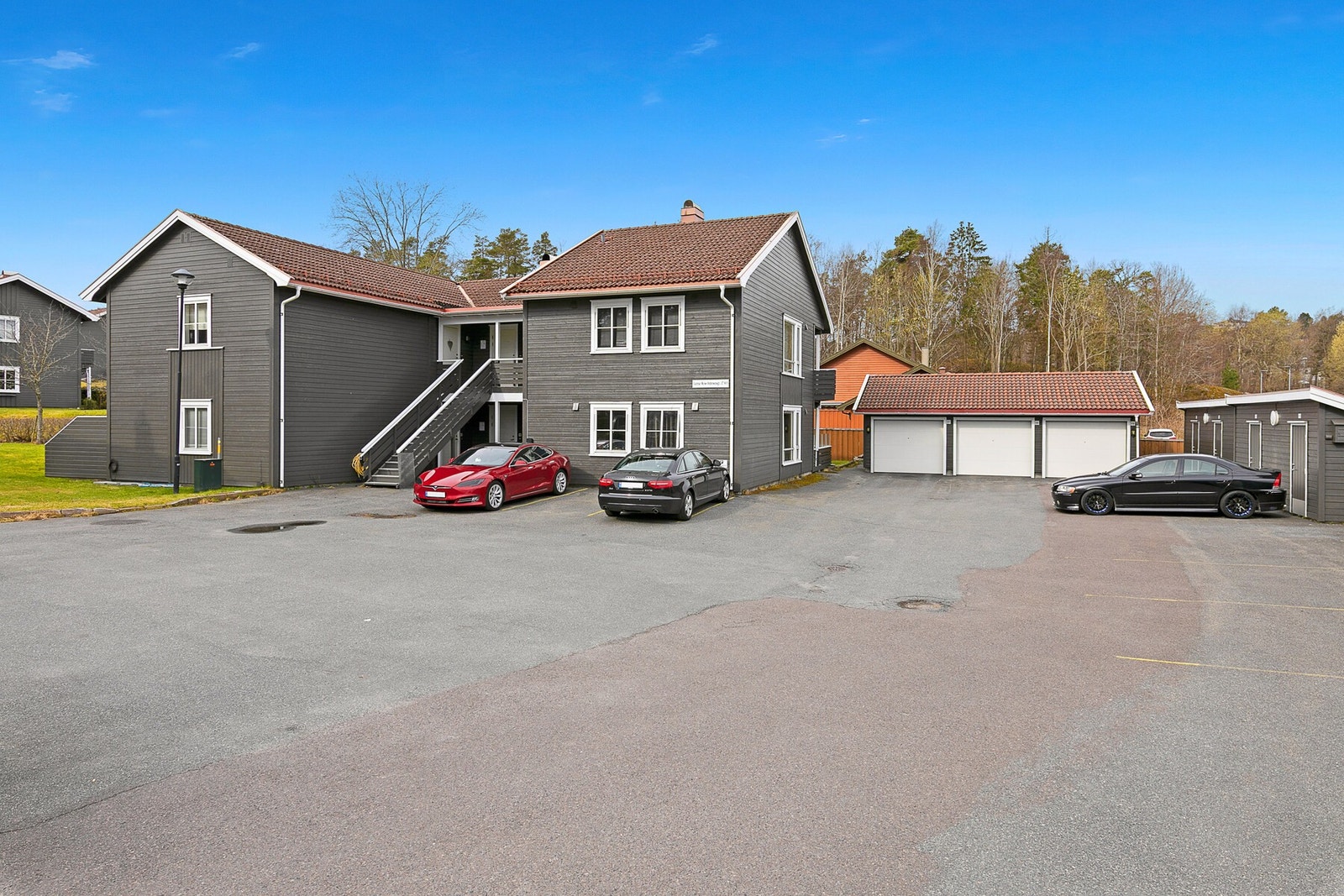 Leiligheten disponerer en biloppstillingsplass foran egen utebod. I tillegg er det gjesteparkeringer på borettslagets eiendom. Galleribilde