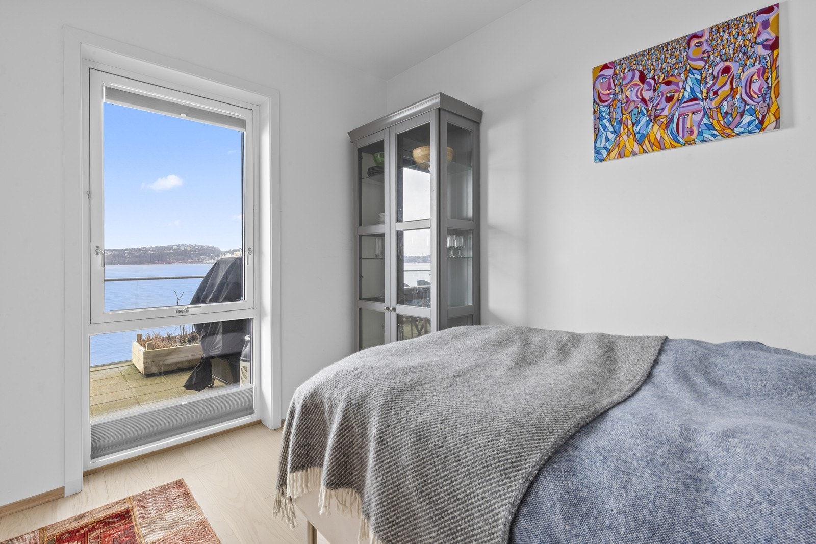 Smarte detaljer og god planløsning gjør rommene både funksjonelle og behagelige. Galleribilde