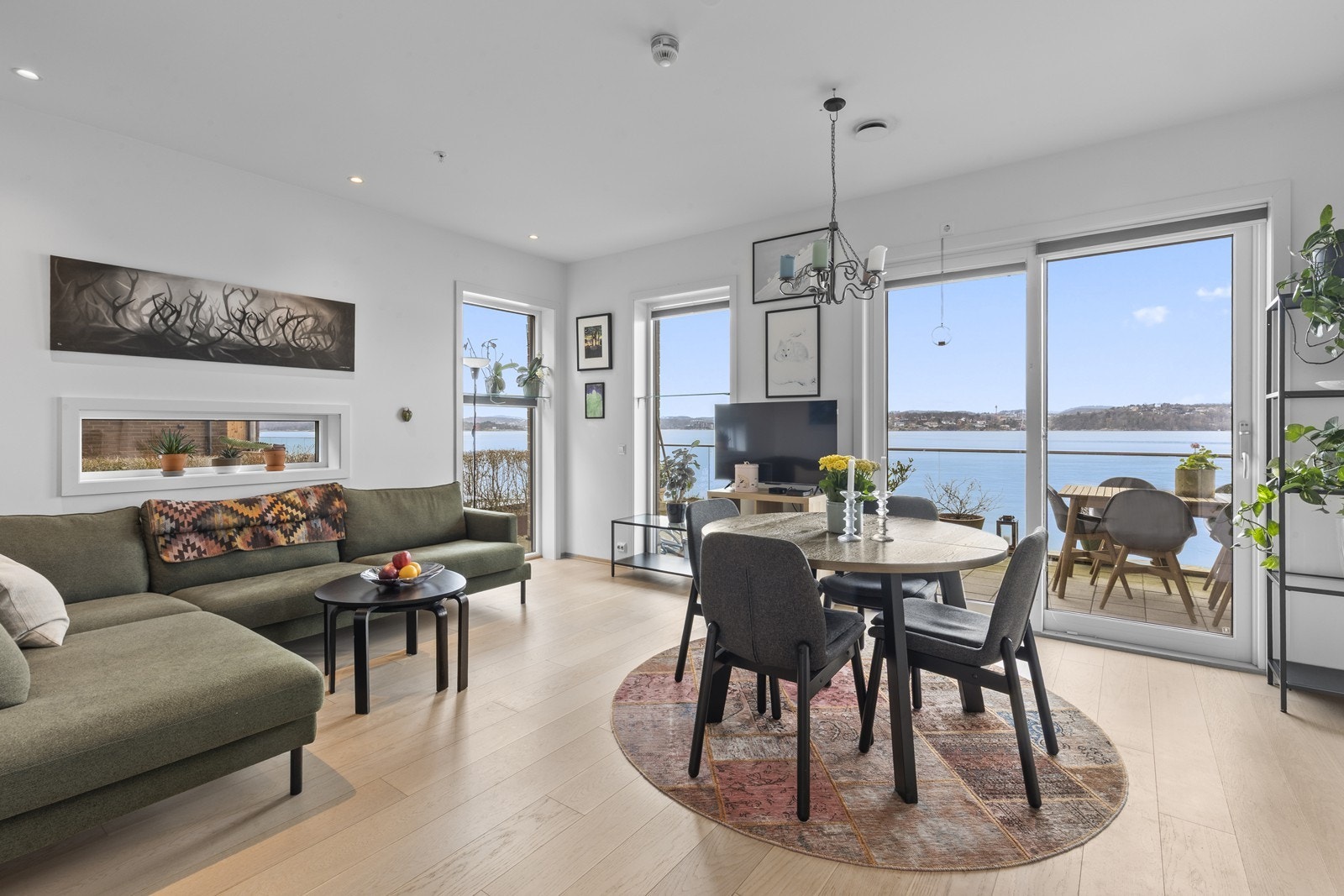 Enstavs parkett, vannbåren gulvvarme og stilrene downlights i taket gir rommet et moderne og innbydende preg. Direkte utgang til terrassen gjør dette til et naturlig samlingspunkt, både inne og ute. Galleribilde