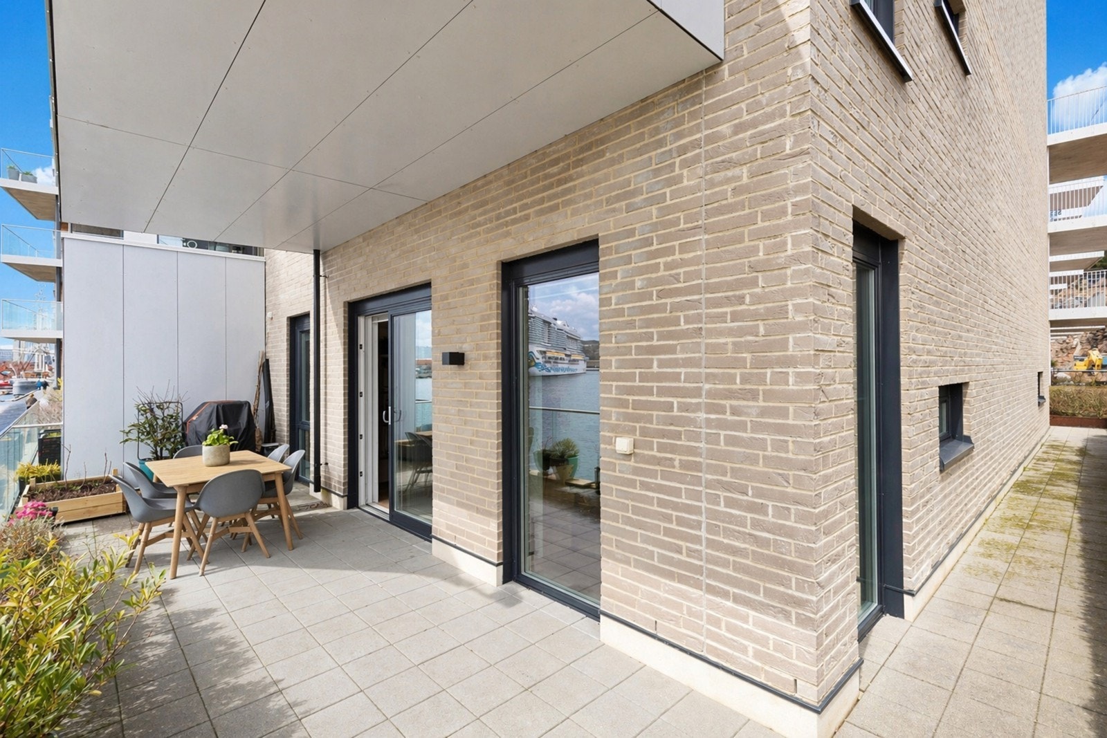 Den romslige markterrassen strekker seg rundt hele leiligheten. Galleribilde