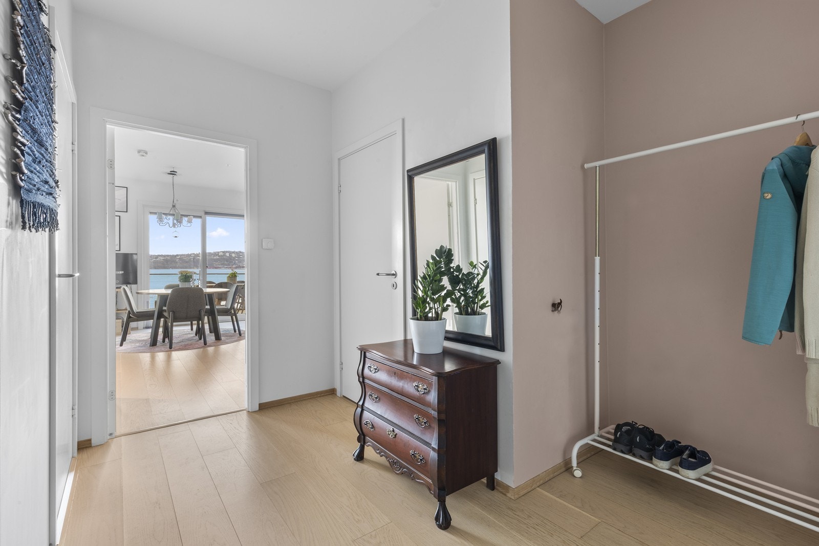 Leiligheten ønsker deg velkommen med en romslig og smart utformet entré som skaper et godt førsteinntrykk. Med vannbåren gulvvarme får du en lun og innbydende følelse året rundt. Galleribilde