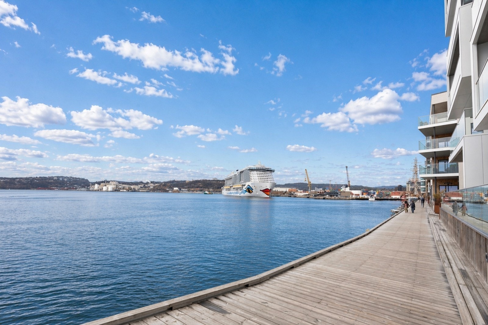 Nydelig beliggenhet, med sjøen som nærmeste nabo og kort avstand til både Kilden og Fiskebrygga. Galleribilde